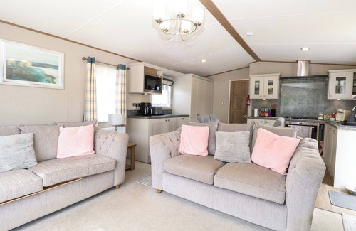 Hopton Cottage | 17 CASTLE WALK, pet friendly, with a garden in Burgh Castle