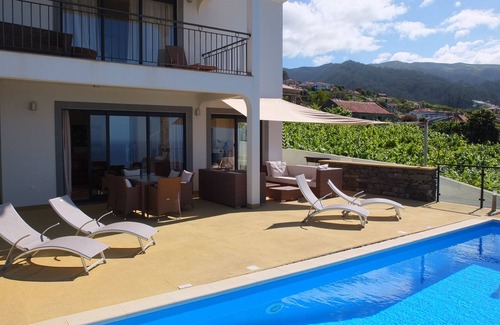 Estreito da Calheta Villa | 17 ° West, Lux. Inf. Pool villa, 5 minutes to the sandy beach, WiFi