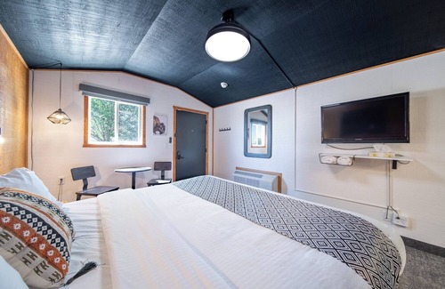 Pinnacles Entrance Badlands Hotel | 17-Hansen Inn & Cabins, Cabin, Single King, Dog Friendly, No Smoking