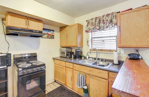 Hickory Hill House | 17 Mi to Dtwn Memphis: Townhome w/Fenced Yard!