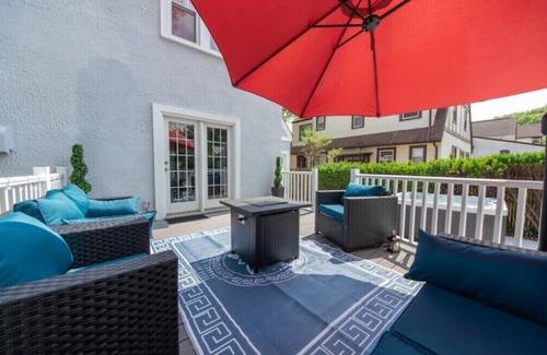 Baldwin House | 17 Mins from UBS Arena/Hot tub/Game Room/King Bedn