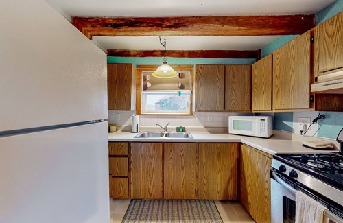North Freedom Cottage | 170 Year old countryside cottage with deck - Location near Devil's Lake