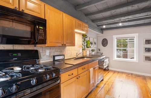 Salem Condo | *1710 House|2Br Halloween Escape| Downtown+Parking