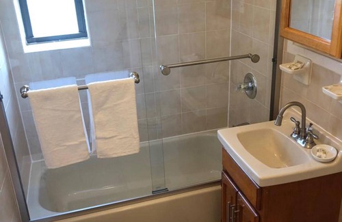 Industry Apartment | 1715 5E · Classy and Cute 2b Apt/20 min to NYC-Parking Avail