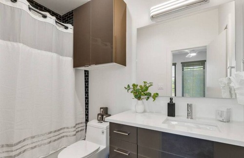 Cedars House | 1721 Lear · Upscale, Central & Fun! ~ Rooftop Terrace ~ Garage