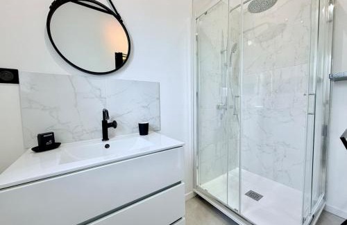 Echillais Apartment | 1753-3 L'atelier secret