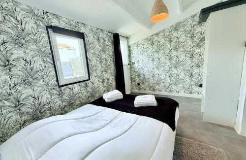 Echillais Apartment | 1753-3 L'atelier secret