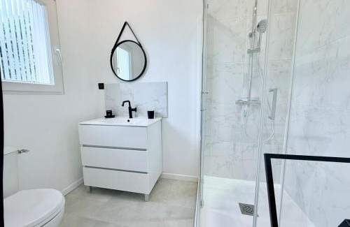 Echillais Apartment | 1753-3 L'atelier secret