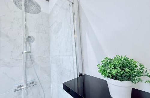 Echillais Apartment | 1753-3 L'atelier secret