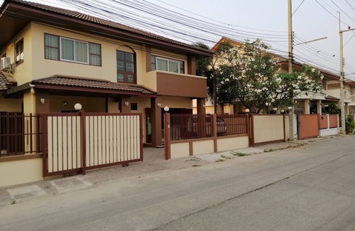Ban Pong House | 175squarewah/newly renovated/90sqwah backyard/4bedrooms/3bathrooms
