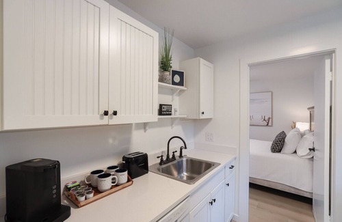 Laurel Park Cottage | 1767-Near Beaches-Downtown-Full Kitchen-Cozy