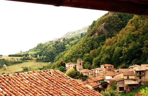 Camporgiano Villa | 17C merchant villa, private swimming pool, medieval village