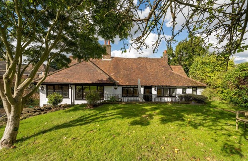 Luton Cottage | 17th century cottage nr Harry Potter Studios, train into C. London, airport.