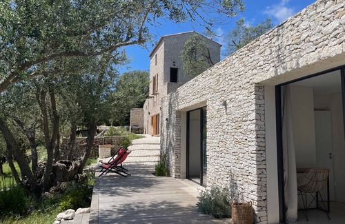 Bonifacio House | 17th century Tower, restored and a sheepfold; 10 min walk to beach CalaSciumare