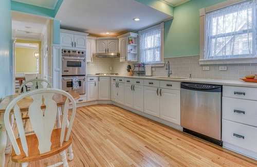 Ocean Grove House | 18 ABBOTT UPPER - 6 BEDROOM BEACH HOUSE - ONE BLOCK TO THE SEA