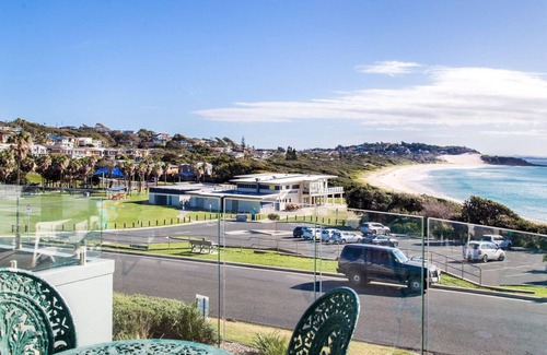Forster House | 18 Cliff Road - Opposite One Mile Beach!