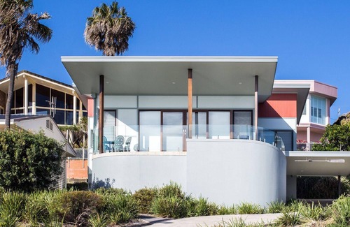Forster House | 18 Cliff Road - Opposite One Mile Beach!