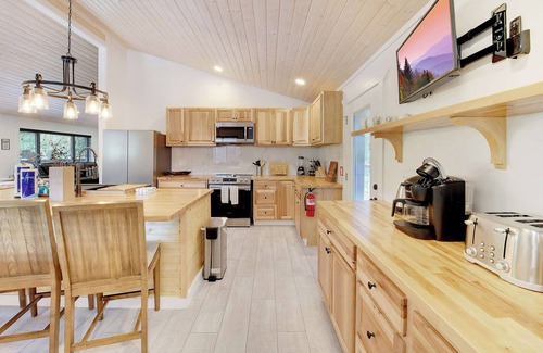 Sevierville House | 18 Guest Family Fun | Pickleball Court | PlaySpace