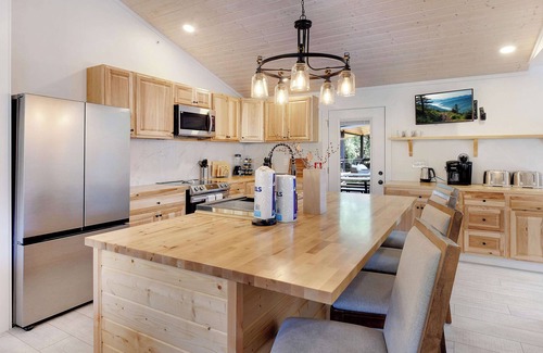 Sevierville House | 18 Guest Family Fun | Pickleball Court | PlaySpace