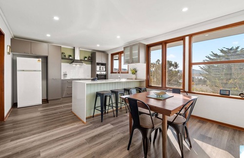 Jindabyne House | 18 Kurrajong St - 3BR l Pet Friendly l Central Location l Air-Con