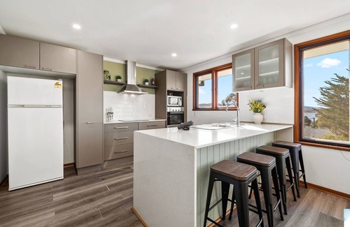 Jindabyne House | 18 Kurrajong St - 3BR l Pet Friendly l Central Location l Air-Con