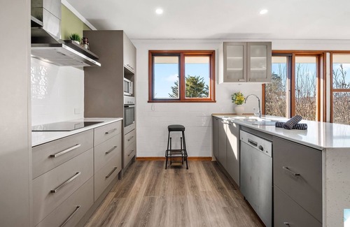 Jindabyne House | 18 Kurrajong St - 3BR l Pet Friendly l Central Location l Air-Con