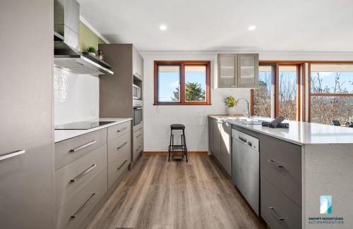 Jindabyne House | 18 Kurrajong St - 3BR l Pet Friendly l Central Location l Air-Con