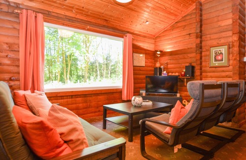 Rashfield Cottage | 18 Lamont Lodges - a lodge that sleeps 6 guests in 3 bedrooms