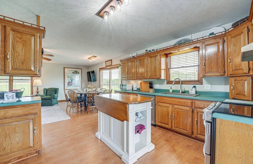 Omaha House | 18 Mi to Table Rock Lake: Pet-Friendly Ozark Home!