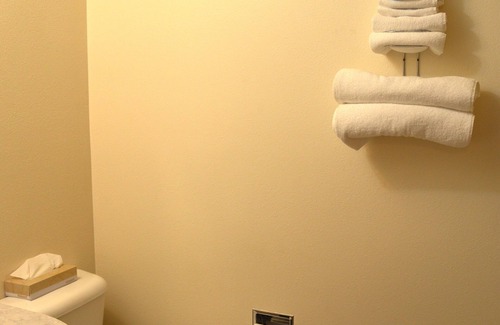 Columbia Falls Hotel | #18 ONE QUEEN BED at hotel in Columbia Falls with WiFi and AC! 20 mi to GNP