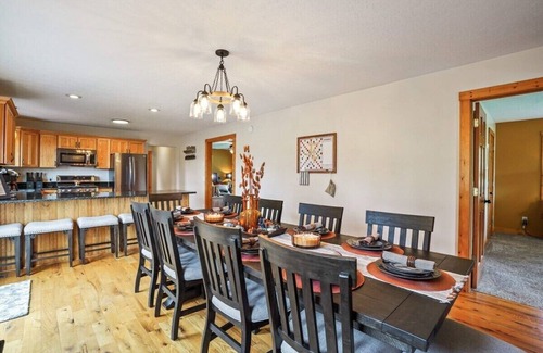 Logan Cabin | 18 Person Retreat-Swimming pond, Hot tub, Fire pit, Pool Table and more!