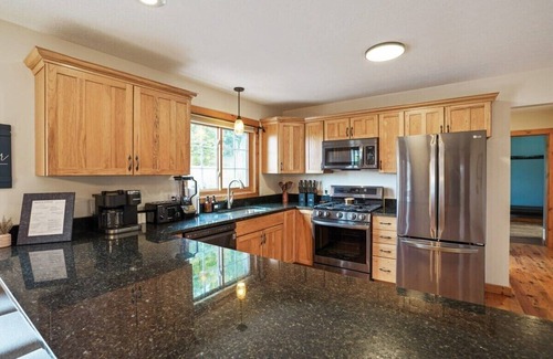 Logan Cabin | 18 Person Retreat-Swimming pond, Hot tub, Fire pit, Pool Table and more!