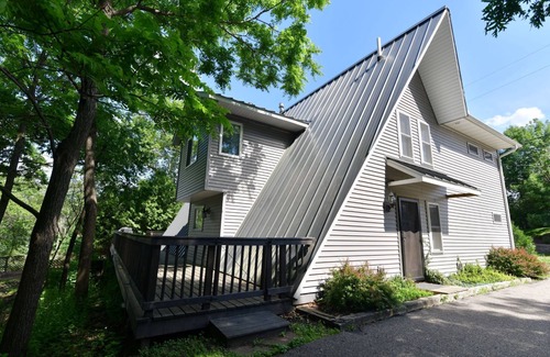 Lake Delton Villa | 18 person Villa located right across Lake Delton
