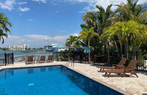 Bay Esplanade Apartment | 18 · Surf n Sand 1 Bedroom Apartment by the Water 18