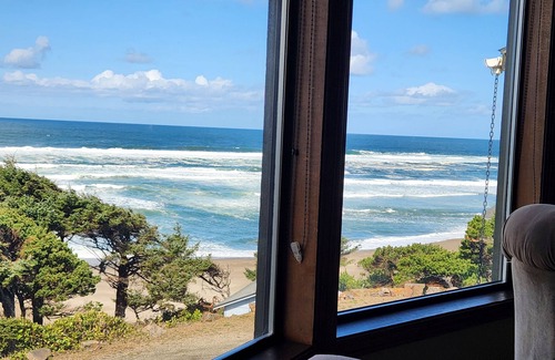 Lincoln Beach House | 180 degree ocean beach view. Depoe Bay Lincoln beach area.nquick walk to beach n
