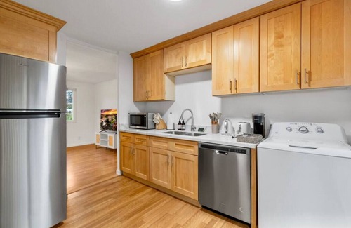 Renton House | 1803 Renton · 2b1b Sweet Suite @Renton 10 mins to SeaTac airport