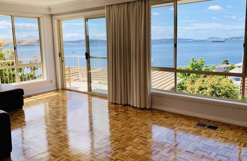 Sandy Bay House | 180° Aurora Seafront Horizon