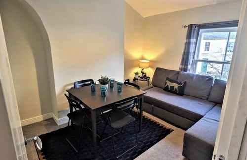 Swindon Apartment | 1840's Railway Cottage - Sleeps 4 & Parking