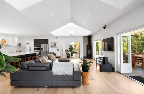 Noosaville House | 185 Lake Weyba Drive Noosaville
