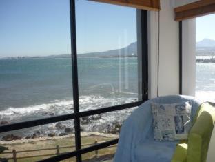 Gordons Bay Central Apartment | 185 on BEACH Boutique Suites