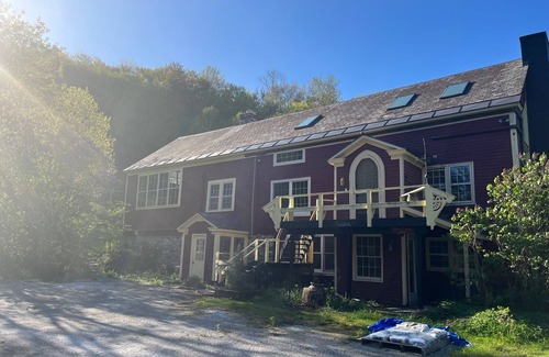 East Dorset House | 1860's converted barn on 13.7 acres with mountain views with swimming pond