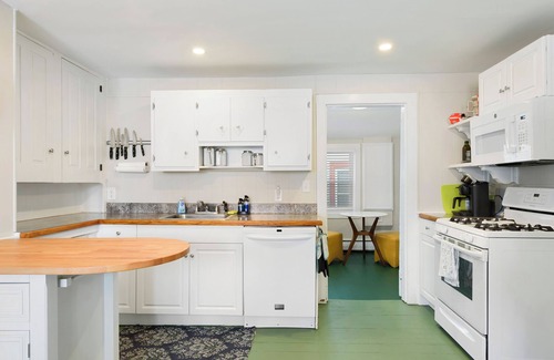 Historic District House | 1880's Historic Beach House. Easy Walk to the Beach, Shopping & Restaurants
