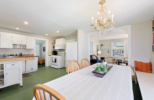 Historic District House | 1880's Historic Beach House. Easy Walk to the Beach, Shopping & Restaurants