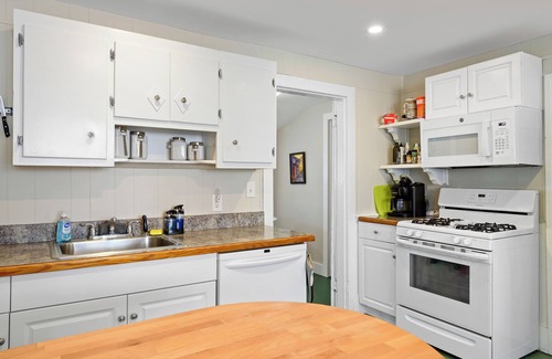 Historic District House | 1880's Historic Beach House. Easy Walk to the Beach, Shopping & Restaurants