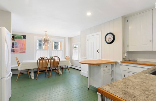 Historic District House | 1880's Historic Beach House. Easy Walk to the Beach, Shopping & Restaurants