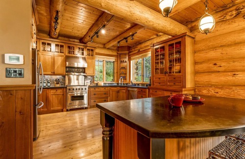 East Kootenay House | 1886 Greywolf, Hostaway