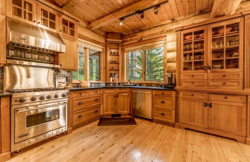 East Kootenay House | 1886 Greywolf, Hostaway