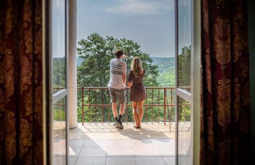 Eureka Springs Historic District Hotel | 1886 Crescent Hotel and Spa