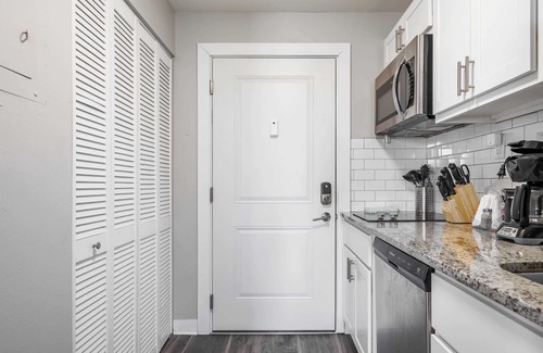Mile Square Apartment | 18BR 17BA Combined Apartments close to Lucas Oil Stadiom