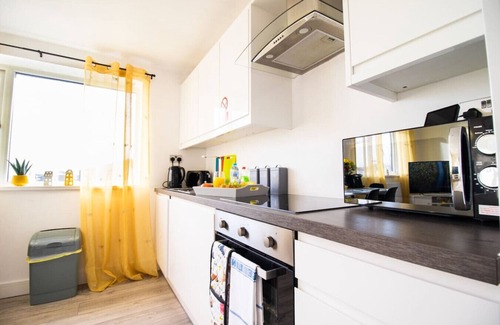 Swindon Apartment | 18CB Apartment 2 Bedroom Sleeps 4 Long Stay Disc